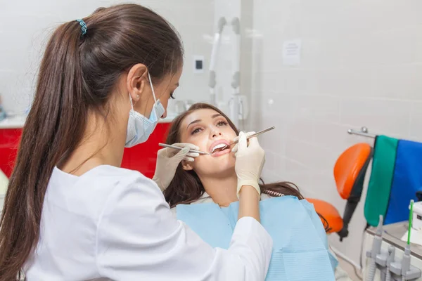 Dal dentista. Dentista femminile in azione — Foto Stock