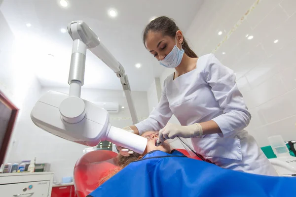 Zahnarzt röntgen. ein Kind mit einem Zahnarzt in einer Zahnarztpraxis. — Stockfoto