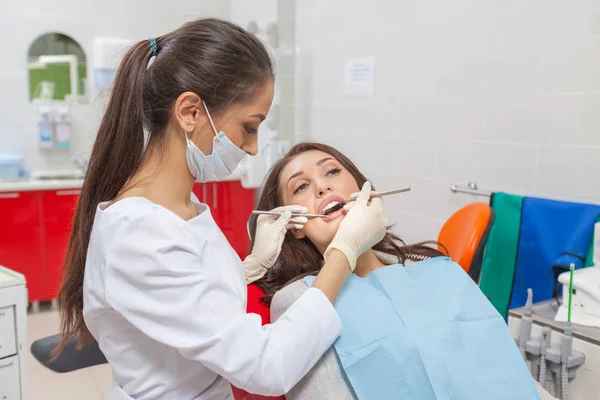 Dal dentista. Dentista femminile in azione — Foto Stock