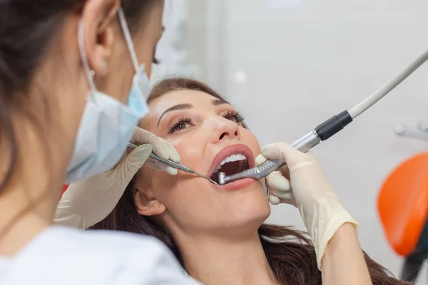 У стоматолога. Жінка-стоматолог в дії — стокове фото