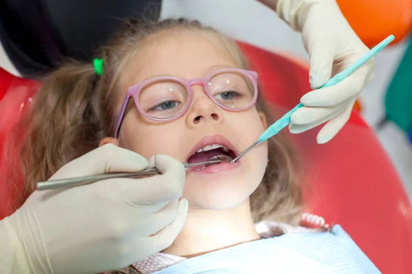 Un bambino con un dentista in uno studio dentistico . — Foto Stock