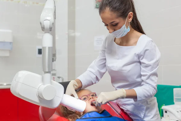 Prześwietlenie dentysty. Dziecko z dentystą w gabinecie dentystycznym. — Zdjęcie stockowe