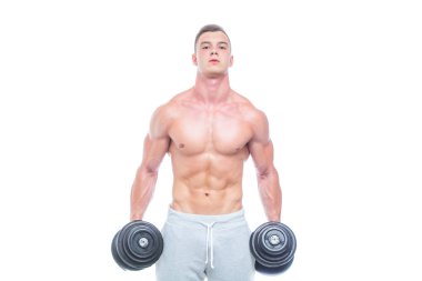 Egzersizleri halterlerle yapan güçlü bir vücut geliştirici. Siyah arka planda çıplak gövdeli güçlü bir erkek fotoğrafı. Kuvvet ve motivasyon