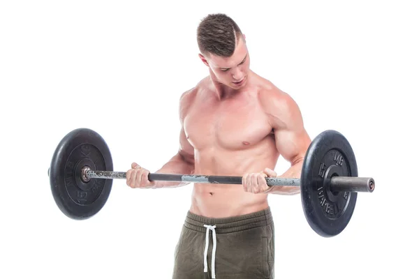 Hombre musculoso ejercitándose en el estudio haciendo ejercicios con barra en bíceps, fuertes abdominales masculinos desnudos del torso. Aislado sobre fondo blanco. Copiar espacio . —  Fotos de Stock