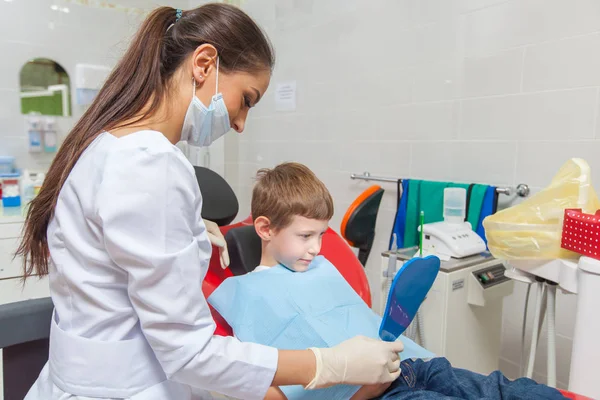 Dziecko u dentysty w gabinecie stomatologicznym. — Zdjęcie stockowe