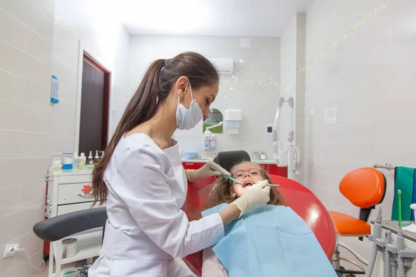 Dítě s zubař v zubní ordinaci. — Stock fotografie