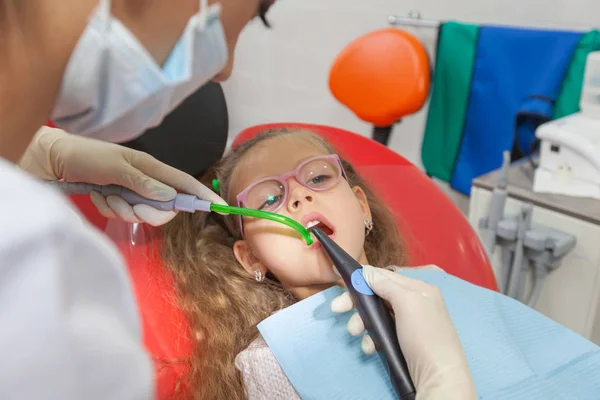 Un niño con un dentista en un consultorio dental . — Foto de Stock