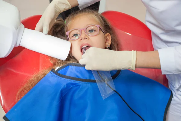 Radiografía de dentista. Un niño con un dentista en un consultorio dental . — Foto de Stock