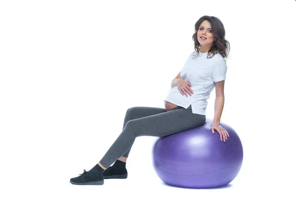 Retrato de uma bela jovem grávida exercícios com fitball. Exercício e fitness, conceito de gravidez. Fundo branco isolado . — Fotografia de Stock