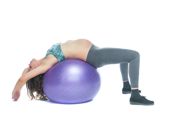 Portret van een mooie jonge zwangere vrouw oefeningen met fitball. Trainen en fitness, zwangerschaps concept. Geïsoleerde witte achtergrond. — Stockfoto