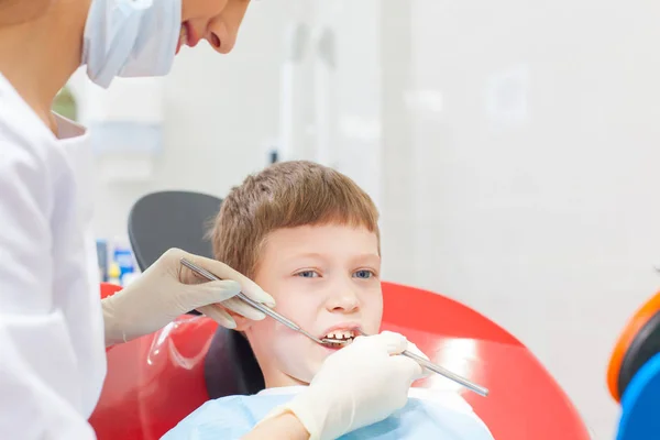 A child with a dentist in a dental office. — Stock Photo, Image