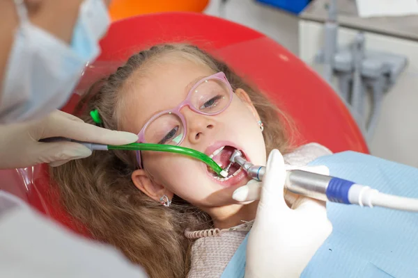 Un bambino con un dentista in uno studio dentistico . — Foto Stock