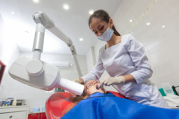 Zahnarzt röntgen. ein Kind mit einem Zahnarzt in einer Zahnarztpraxis. — Stockfoto