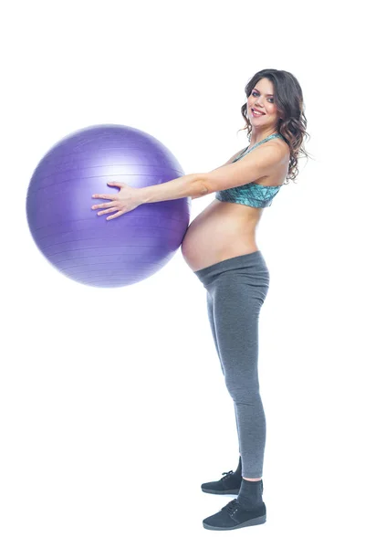 Portrét krásné mladé těhotné ženské cviče s fitbaltem. Práce a fitness, těhotenský koncept. Izolované bílé pozadí. — Stock fotografie