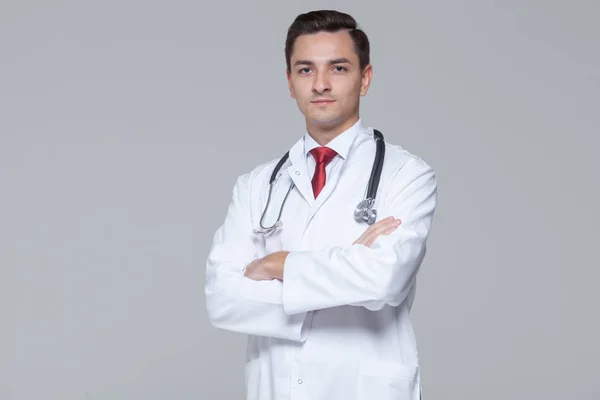 Médecin masculin avec stéthoscope debout et regardant la caméra — Photo