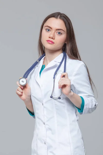 Ritratto di una bella dottoressa in piedi con stetoscopio — Foto Stock