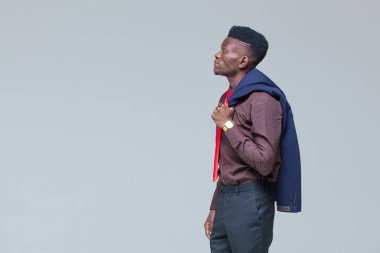 Genç siyah adam. Portre başarılı gülümseyen neşeli afrikalı-amerikalı işadamı yönetici şık şirket lideri. Gri arka planda yalıtılmış.