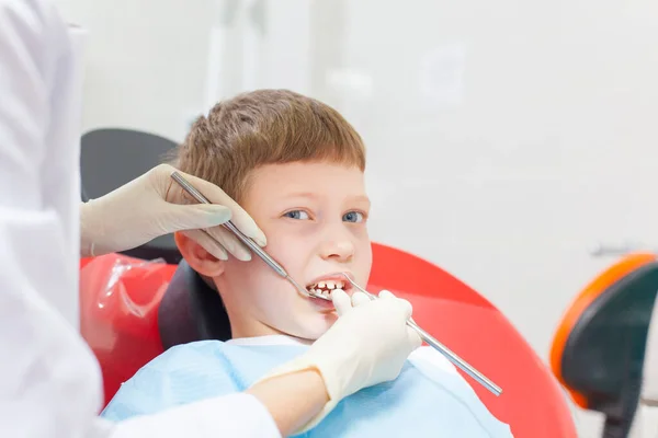 Diş hekimi diş bir ofiste bir çocukla. — Stok fotoğraf