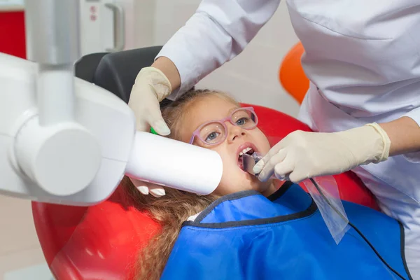 Radiografia del dentista. Un bambino con un dentista in uno studio dentistico . — Foto Stock