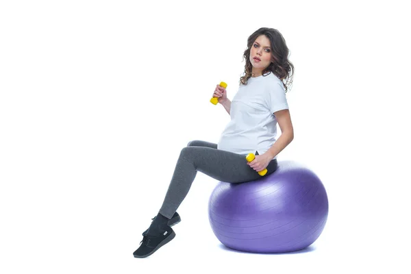Retrato de una hermosa joven embarazada ejercicios con fitball. Entrenamiento y fitness, concepto de embarazo. Fondo blanco aislado . — Foto de Stock
