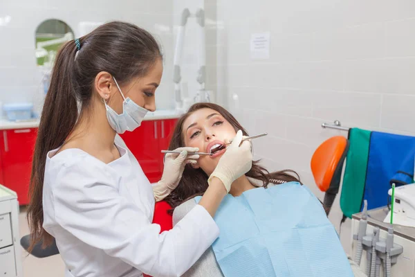 Dal dentista. Dentista femminile in azione — Foto Stock