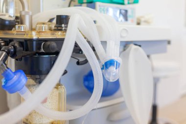 Hastanedeyiz. Cerrah ameliyathanede ameliyat yapar. Ciğer solunum cihazı ve tıbbi cihazlar ameliyathanede. Tıptaki son teknoloji.