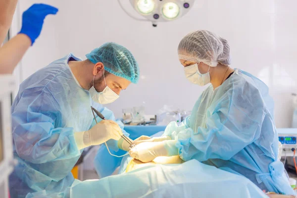 No hospital. O cirurgião opera na sala de operações. Prestar assistência médica ao paciente . — Fotografia de Stock