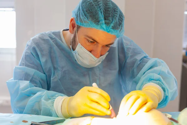 No hospital. O cirurgião opera na sala de operações. O médico usa as ferramentas mais recentes ao realizar uma operação complexa — Fotografia de Stock