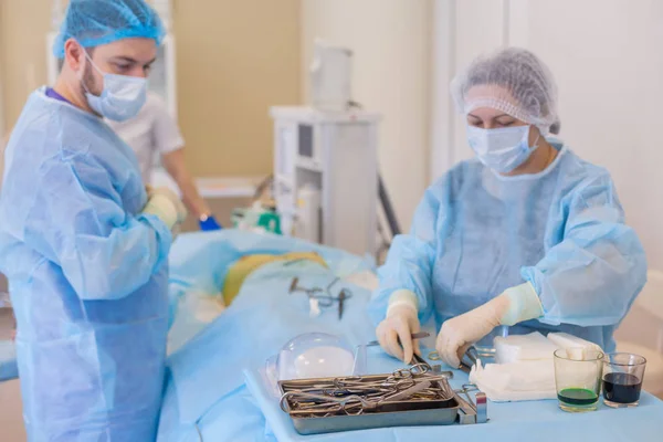Hastanedeyiz. Cerrah ameliyathanede ameliyat yapar. Cerrah bir hastayı ameliyat etmeye hazırlanıyor. — Stok fotoğraf