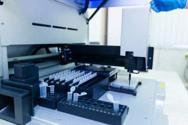 Bir grup bilim adamı ileri teknoloji kullanarak bir bilimsel laboratuvarda araştırma yapıyor..