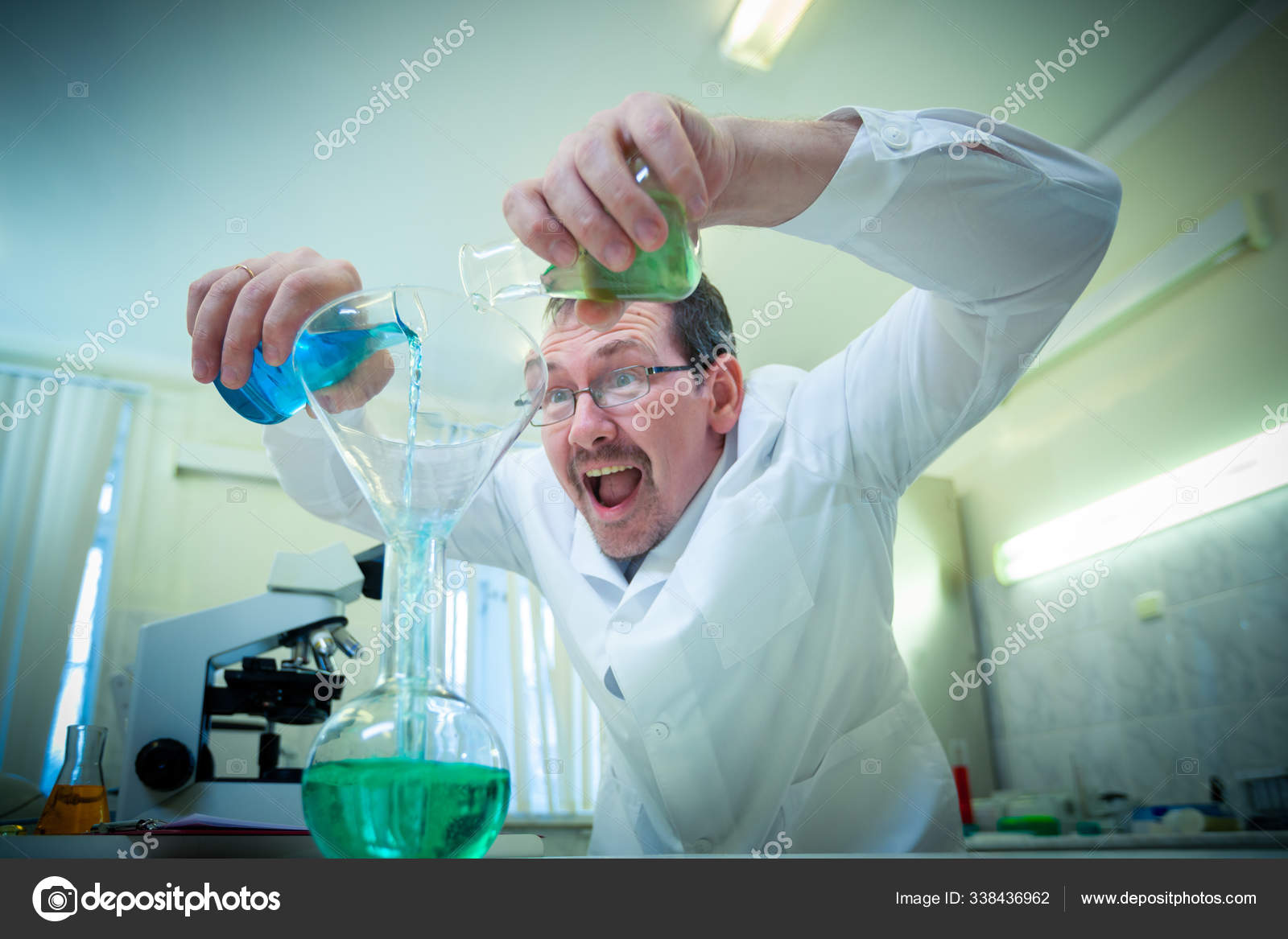 дэвид макмиллан химик. проведение опыта в лаборатории. химические эксперименты для детей. дети химики. провести опыты в лаборатории.