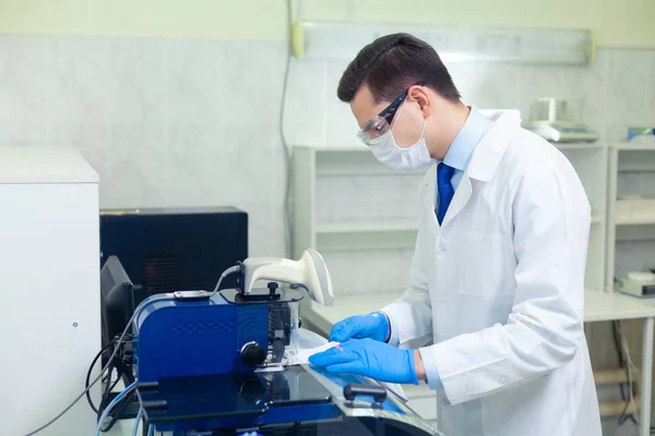 DNA laboratory. The expert puts the human DNA into the database using advanced laboratory technologies — Stock Photo, Image