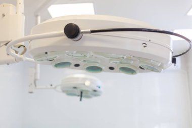 Hastanedeyiz. Cerrah ameliyathanede ameliyat yapar. Ameliyathanede cerrahi lamba ve tıbbi aletler var. Tıptaki son teknoloji.