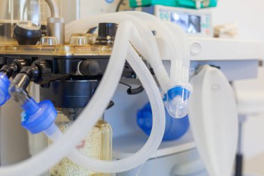 Hastanedeyiz. Cerrah ameliyathanede ameliyat yapar. Ciğer solunum cihazı ve tıbbi cihazlar ameliyathanede. Tıptaki son teknoloji.