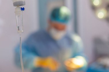 Hastanedeyiz. Cerrah ameliyathanede ameliyat yapar. Ameliyat doktorlarıyla bulanık bir geçmişi olan bir damlatıcı.