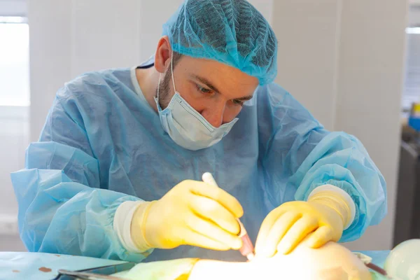 No hospital. O cirurgião opera na sala de operações. O médico usa as ferramentas mais recentes ao realizar uma operação complexa — Fotografia de Stock