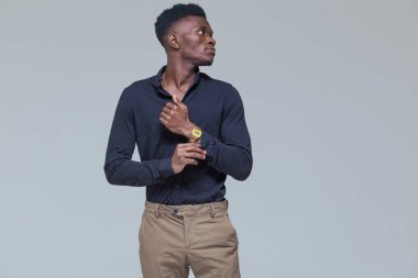 Genç siyah adam. Portre başarılı gülümseyen neşeli afrikalı-amerikalı işadamı yönetici şık şirket lideri. Gri arka planda yalıtılmış.