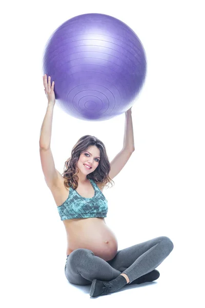 Portret van een mooie jonge zwangere vrouw oefeningen met fitball. Trainen en fitness, zwangerschaps concept. Geïsoleerde witte achtergrond. — Stockfoto