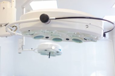 Hastanedeyiz. Cerrah ameliyathanede ameliyat yapar. Ameliyathanede cerrahi lamba ve tıbbi aletler var. Tıptaki son teknoloji.