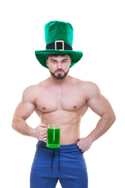 День Святого Патрика. Мускулистый человек в зеленой шляпе держит кружку эля и пива. Изолированный белый фон. ABS . — стоковое фото
