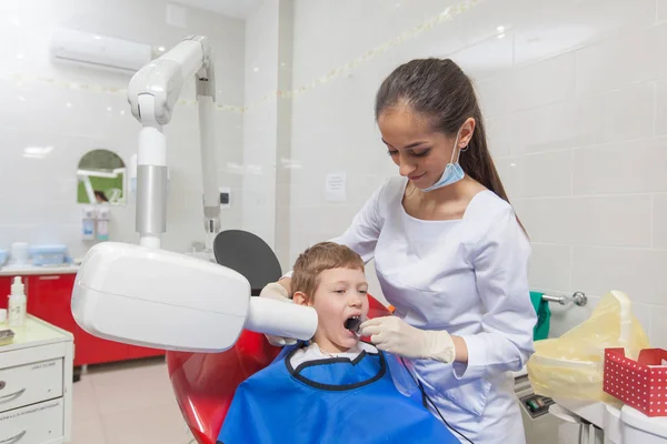 Raios-X do dentista. Uma criança com um dentista em um consultório odontológico . — Fotografia de Stock