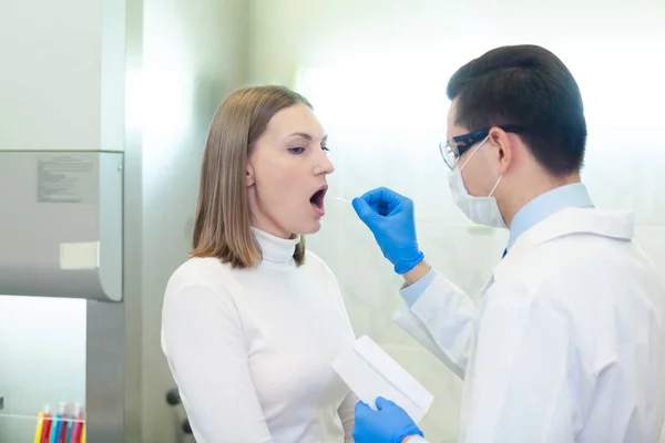 Trabajador de laboratorio realizando la prueba de paternidad de ADN en un laboratorio médico. Implementación del muestreo de ADN en humanos —  Fotos de Stock