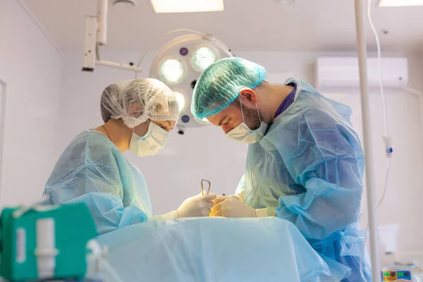 Al hospital. El cirujano opera en el quirófano. Cirujanos salvan la vida a los heridos . —  Fotos de Stock