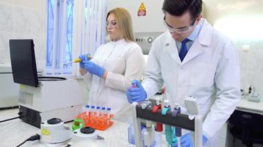 Bir grup bilim adamı ileri teknoloji kullanarak bir bilimsel laboratuvarda araştırma yapıyor.