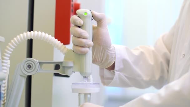 Equipement spécial dans un laboratoire scientifique. Purification d'eau. Distillation — Video