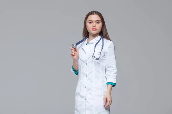 Portret pięknej kobiety lekarz stojący z stetoskop — Zdjęcie stockowe