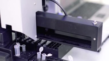 Bir grup bilim adamı ileri teknoloji kullanarak bir bilimsel laboratuvarda araştırma yapıyor..