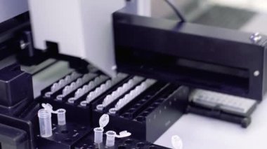 Bir grup bilim adamı ileri teknoloji kullanarak bir bilimsel laboratuvarda araştırma yapıyor..
