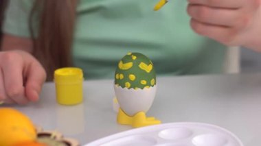 Mutlu Paskalyalar. Paskalya yumurtalarını boyayan kız. Mutlu aile çocukları Paskalya için hazırlanıyor. Paskalya günü tavşan kulağı takan şirin bir kız çocuğu. Yaklaş.