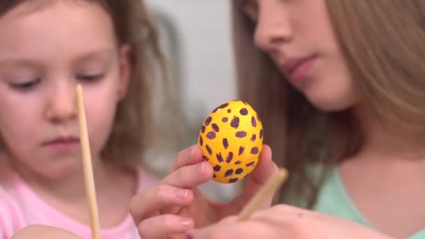 Mutlu Paskalyalar. Paskalya yumurtalarını boyayan iki kardeş. Mutlu aile çocukları Paskalya için hazırlanıyor. Paskalya günü tavşan kulağı takan şirin bir kız çocuğu.. — Stok video